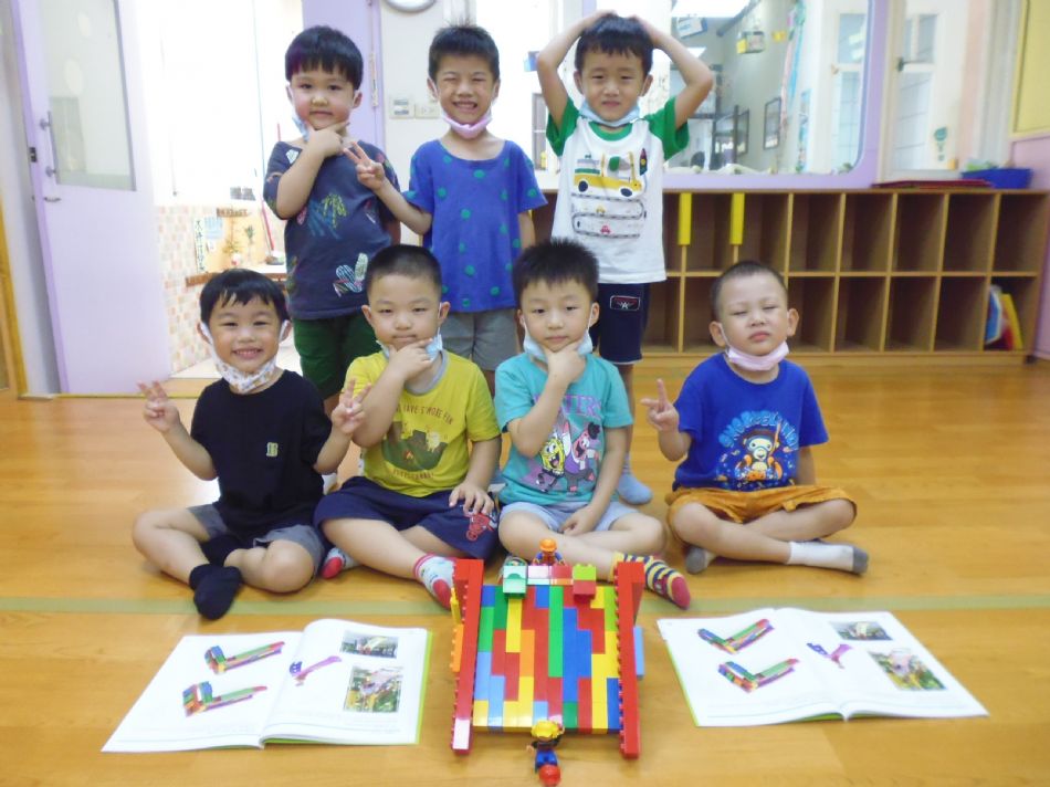 文件 : <FONT COLOR='red'>(109.06.01)樂高積木【溜滑梯】-2.JPG</FONT> <BR> 尺寸 : <FONT COLOR='blue'>950 × 712</FONT> 圖元 <BR> 格式 : <FONT COLOR='green'>jpg</FONT> <BR> 大小 : <FONT COLOR='green'> -- </FONT> KB