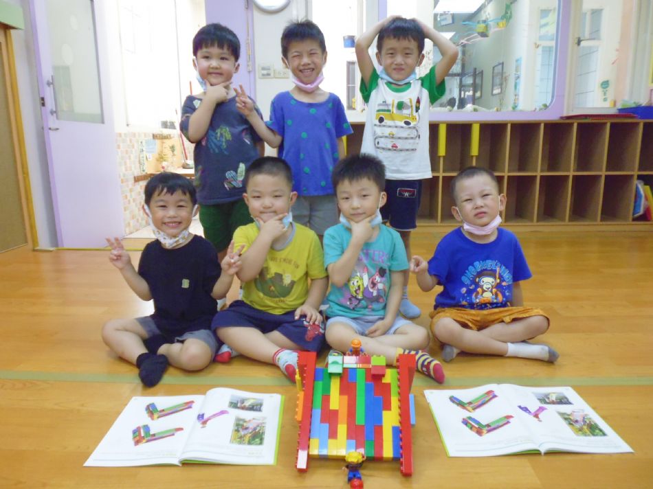 文件 : <FONT COLOR='red'>(109.06.01)樂高積木【溜滑梯】-3.JPG</FONT> <BR> 尺寸 : <FONT COLOR='blue'>950 × 712</FONT> 圖元 <BR> 格式 : <FONT COLOR='green'>jpg</FONT> <BR> 大小 : <FONT COLOR='green'> -- </FONT> KB