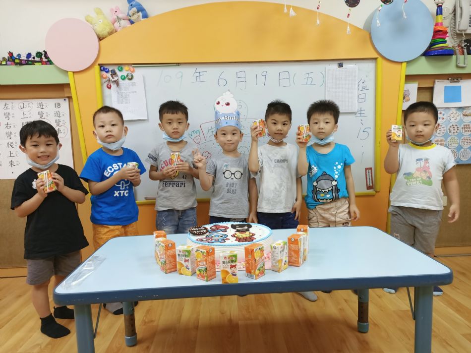 文件 : <FONT COLOR='red'>(109.06.19)Pierce寶貝生日快樂-13.JPG</FONT> <BR> 尺寸 : <FONT COLOR='blue'>950 × 712</FONT> 圖元 <BR> 格式 : <FONT COLOR='green'>jpg</FONT> <BR> 大小 : <FONT COLOR='green'> -- </FONT> KB