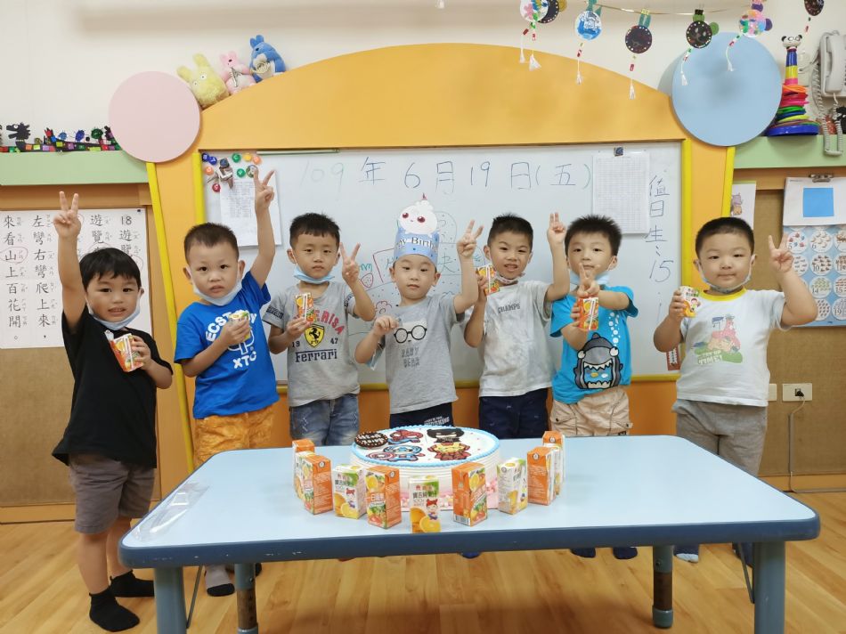 文件 : <FONT COLOR='red'>(109.06.19)Pierce寶貝生日快樂-2.JPG</FONT> <BR> 尺寸 : <FONT COLOR='blue'>950 × 712</FONT> 圖元 <BR> 格式 : <FONT COLOR='green'>jpg</FONT> <BR> 大小 : <FONT COLOR='green'> -- </FONT> KB