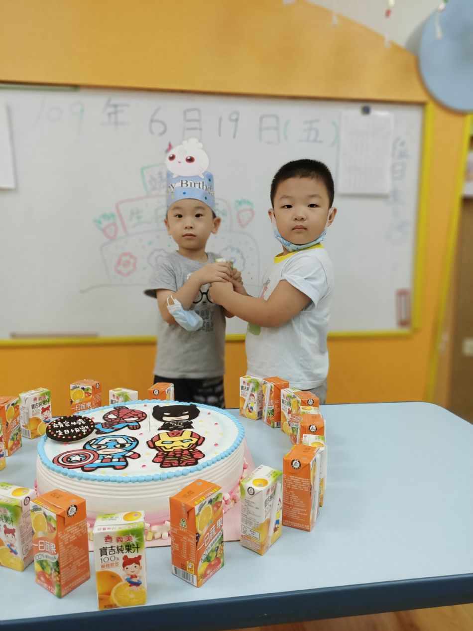 文件 : <FONT COLOR='red'>(109.06.19)Pierce寶貝生日快樂-5.JPG</FONT> <BR> 尺寸 : <FONT COLOR='blue'>950 × 1267</FONT> 圖元 <BR> 格式 : <FONT COLOR='green'>jpg</FONT> <BR> 大小 : <FONT COLOR='green'> -- </FONT> KB