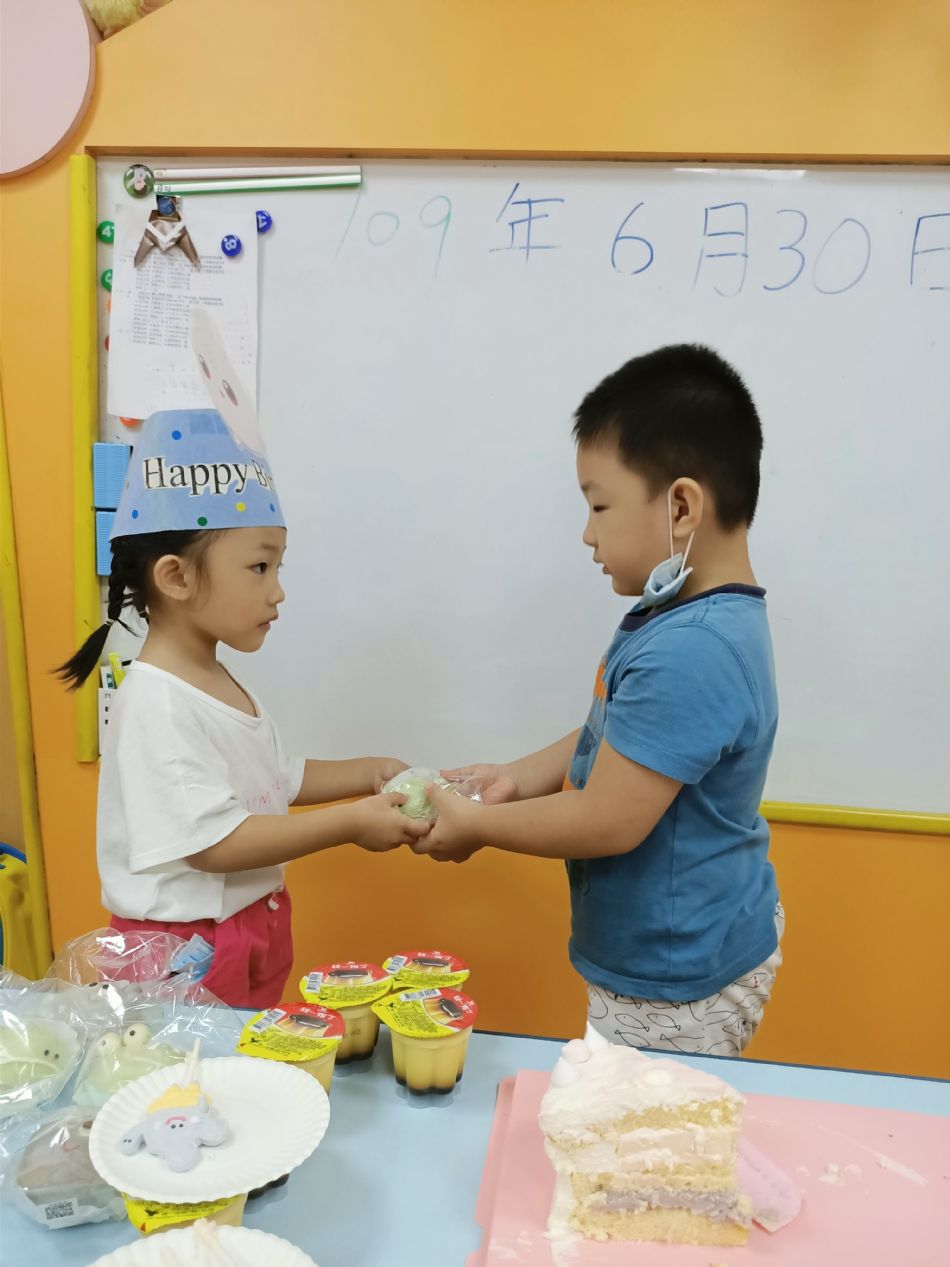 文件 : <FONT COLOR='red'>(109.06.30)Oliva及June寶貝生日-3.JPG</FONT> <BR> 尺寸 : <FONT COLOR='blue'>950 × 1267</FONT> 圖元 <BR> 格式 : <FONT COLOR='green'>jpg</FONT> <BR> 大小 : <FONT COLOR='green'> -- </FONT> KB