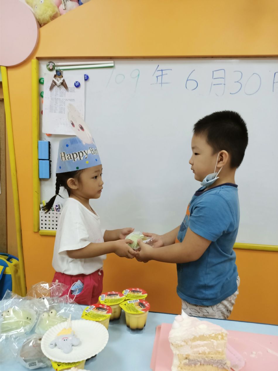 文件 : <FONT COLOR='red'>(109.06.30)Oliva及June寶貝生日.JPG</FONT> <BR> 尺寸 : <FONT COLOR='blue'>950 × 1267</FONT> 圖元 <BR> 格式 : <FONT COLOR='green'>jpg</FONT> <BR> 大小 : <FONT COLOR='green'> -- </FONT> KB