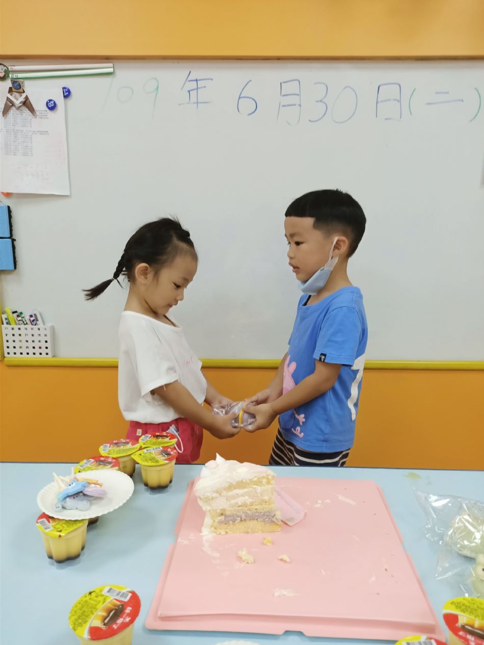 文件 : <FONT COLOR='red'>(109.06.30)Oliva及June寶貝生日-2.JPG</FONT> <BR> 尺寸 : <FONT COLOR='blue'>950 × 1267</FONT> 圖元 <BR> 格式 : <FONT COLOR='green'>jpg</FONT> <BR> 大小 : <FONT COLOR='green'> -- </FONT> KB