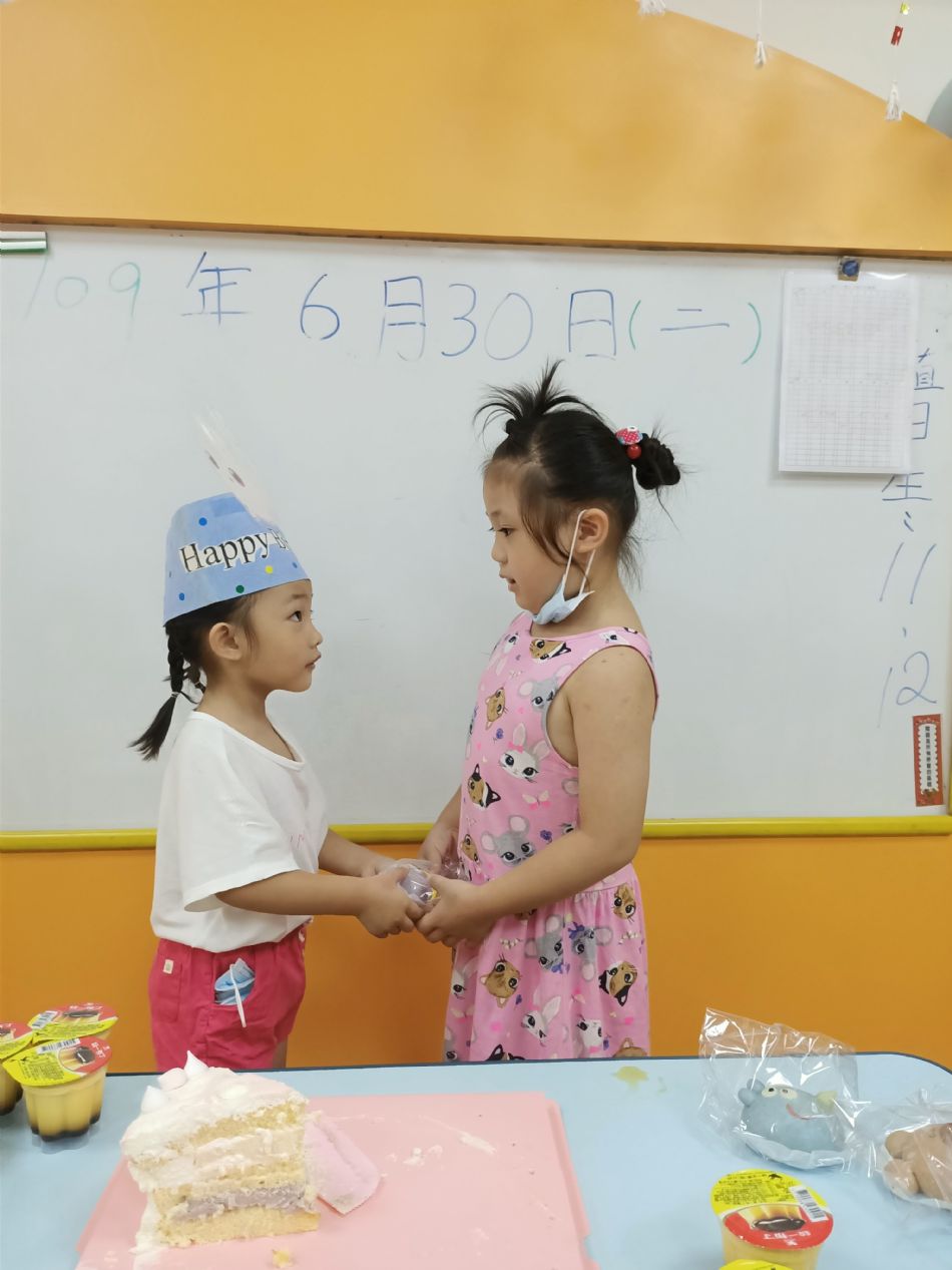 文件 : <FONT COLOR='red'>(109.06.30)Oliva及June寶貝生日-21.JPG</FONT> <BR> 尺寸 : <FONT COLOR='blue'>950 × 1267</FONT> 圖元 <BR> 格式 : <FONT COLOR='green'>jpg</FONT> <BR> 大小 : <FONT COLOR='green'> -- </FONT> KB