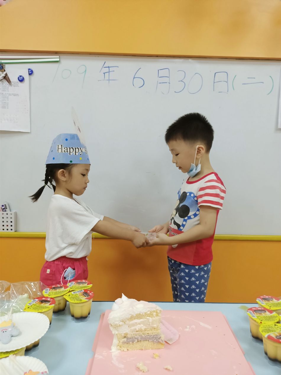 文件 : <FONT COLOR='red'>(109.06.30)Oliva及June寶貝生日-22.JPG</FONT> <BR> 尺寸 : <FONT COLOR='blue'>950 × 1267</FONT> 圖元 <BR> 格式 : <FONT COLOR='green'>jpg</FONT> <BR> 大小 : <FONT COLOR='green'> -- </FONT> KB