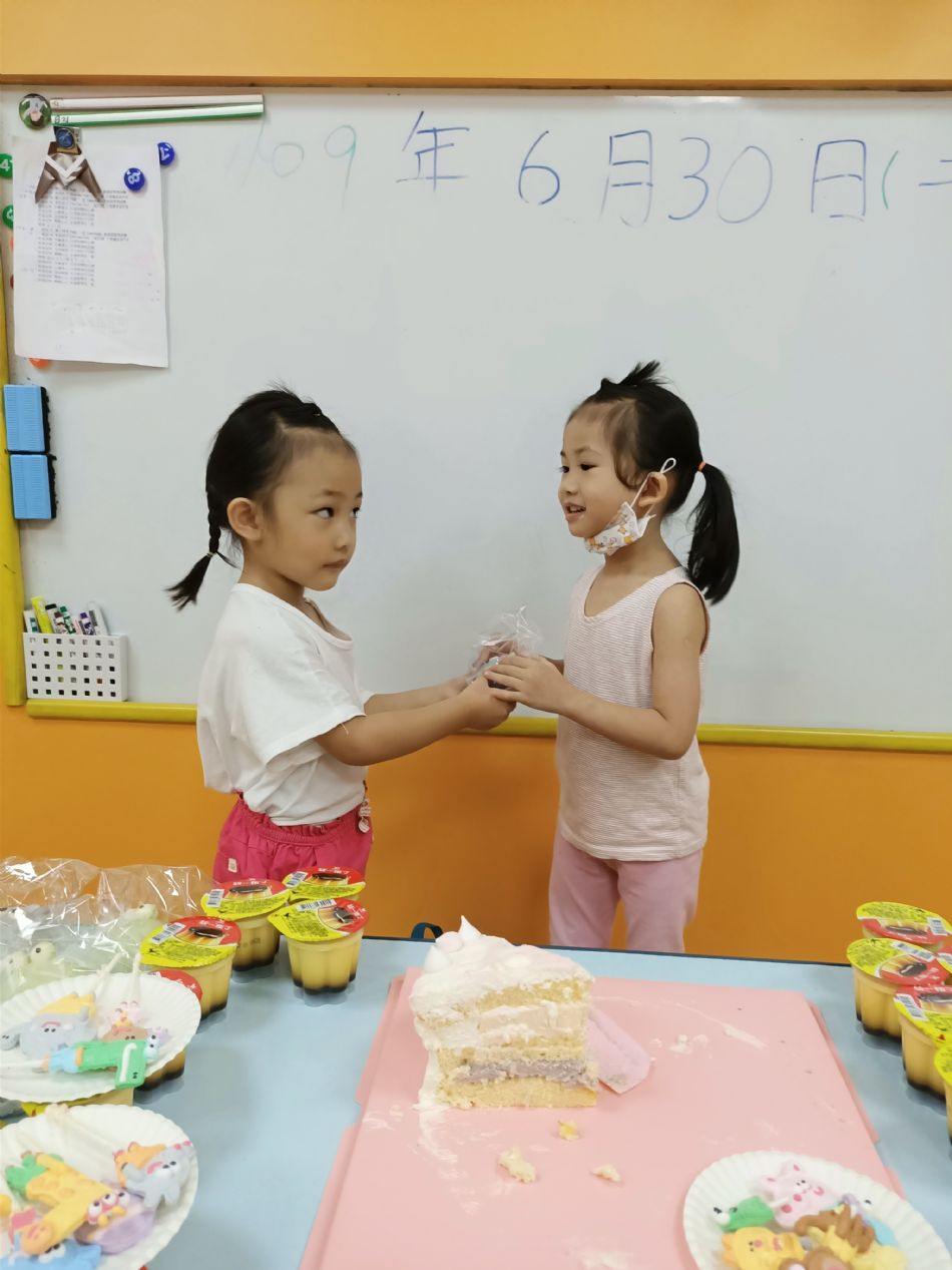 文件 : <FONT COLOR='red'>(109.06.30)Oliva及June寶貝生日-24.JPG</FONT> <BR> 尺寸 : <FONT COLOR='blue'>950 × 1267</FONT> 圖元 <BR> 格式 : <FONT COLOR='green'>jpg</FONT> <BR> 大小 : <FONT COLOR='green'> -- </FONT> KB