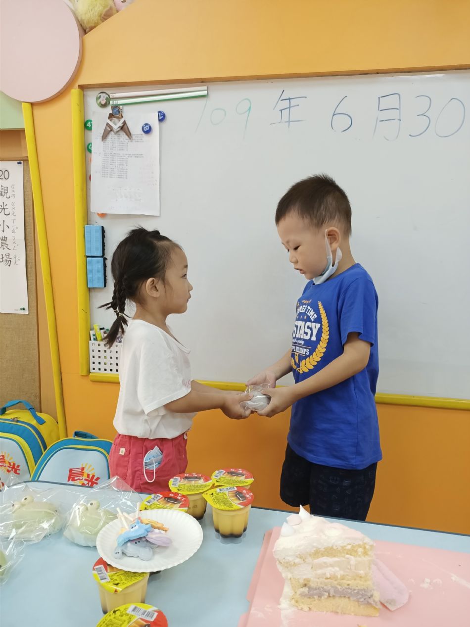 文件 : <FONT COLOR='red'>(109.06.30)Oliva及June寶貝生日-25.JPG</FONT> <BR> 尺寸 : <FONT COLOR='blue'>950 × 1267</FONT> 圖元 <BR> 格式 : <FONT COLOR='green'>jpg</FONT> <BR> 大小 : <FONT COLOR='green'> -- </FONT> KB