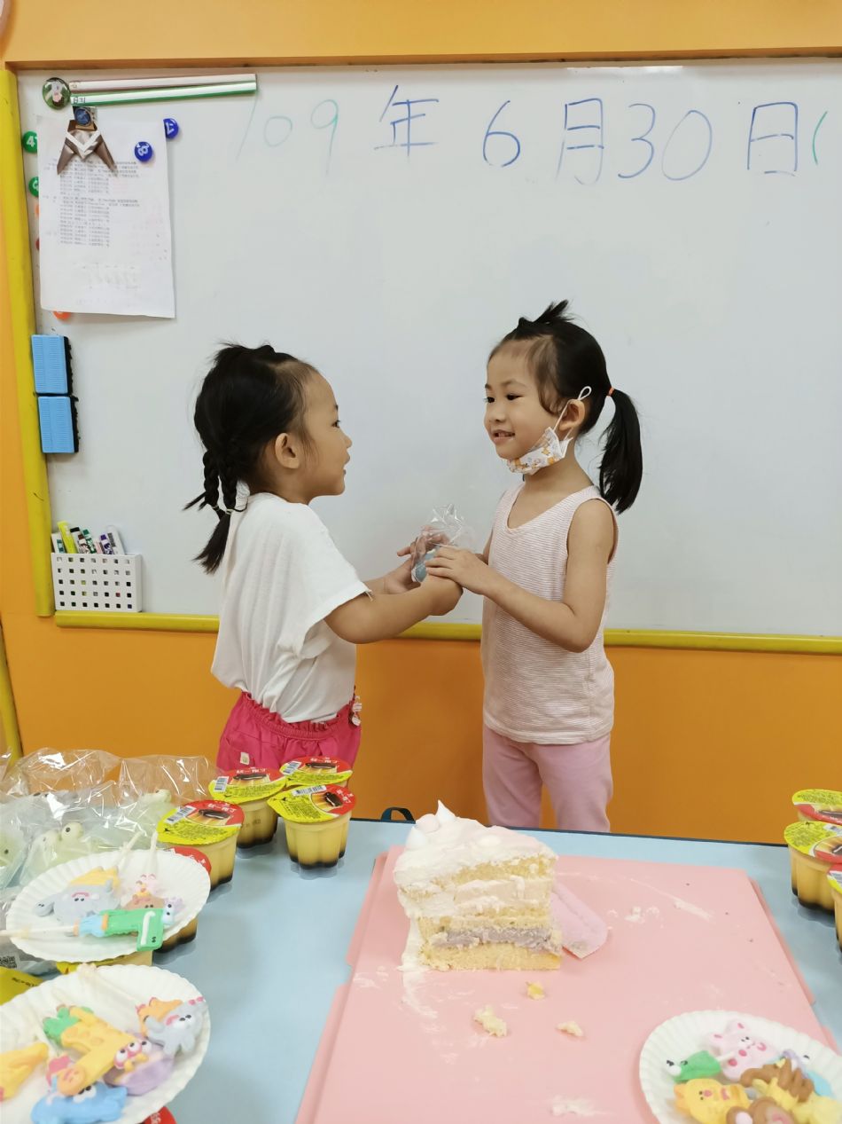 文件 : <FONT COLOR='red'>(109.06.30)Oliva及June寶貝生日-26.JPG</FONT> <BR> 尺寸 : <FONT COLOR='blue'>950 × 1267</FONT> 圖元 <BR> 格式 : <FONT COLOR='green'>jpg</FONT> <BR> 大小 : <FONT COLOR='green'> -- </FONT> KB