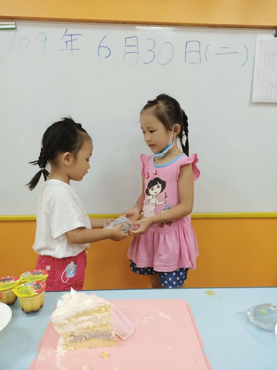 文件 : <FONT COLOR='red'>(109.06.30)Oliva及June寶貝生日-27.JPG</FONT> <BR> 尺寸 : <FONT COLOR='blue'>950 × 1267</FONT> 圖元 <BR> 格式 : <FONT COLOR='green'>jpg</FONT> <BR> 大小 : <FONT COLOR='green'> -- </FONT> KB