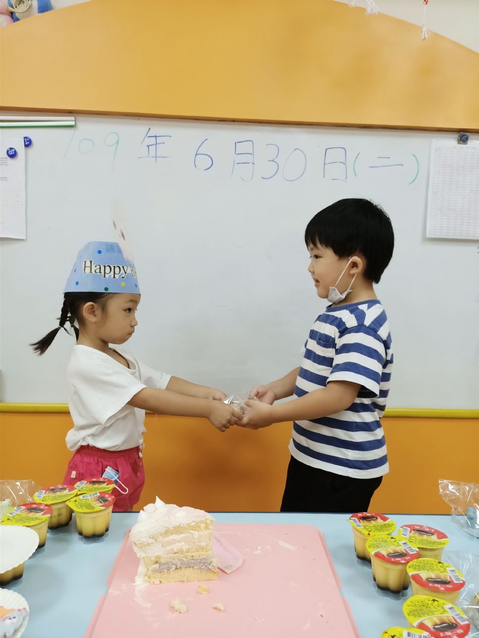 文件 : <FONT COLOR='red'>(109.06.30)Oliva及June寶貝生日-28.JPG</FONT> <BR> 尺寸 : <FONT COLOR='blue'>950 × 1267</FONT> 圖元 <BR> 格式 : <FONT COLOR='green'>jpg</FONT> <BR> 大小 : <FONT COLOR='green'> -- </FONT> KB