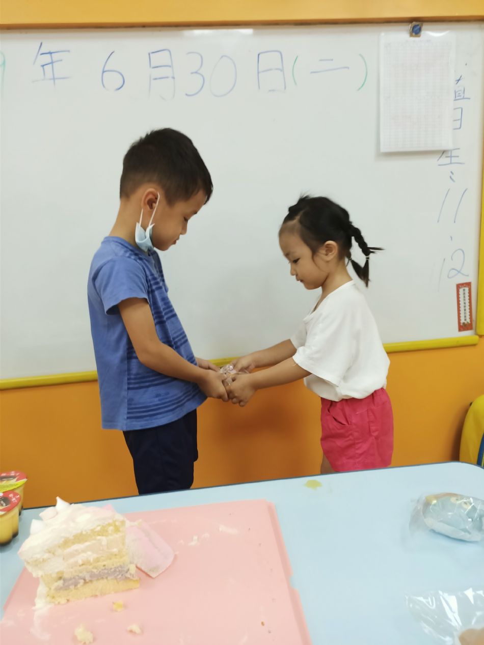 文件 : <FONT COLOR='red'>(109.06.30)Oliva及June寶貝生日-5.JPG</FONT> <BR> 尺寸 : <FONT COLOR='blue'>950 × 1267</FONT> 圖元 <BR> 格式 : <FONT COLOR='green'>jpg</FONT> <BR> 大小 : <FONT COLOR='green'> -- </FONT> KB