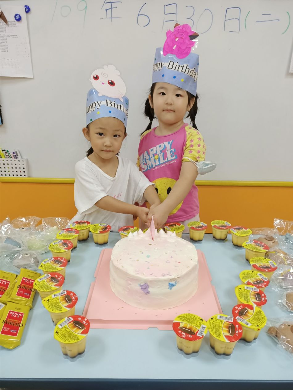 文件 : <FONT COLOR='red'>(109.06.30)Oliva及June寶貝生日-6.JPG</FONT> <BR> 尺寸 : <FONT COLOR='blue'>950 × 1267</FONT> 圖元 <BR> 格式 : <FONT COLOR='green'>jpg</FONT> <BR> 大小 : <FONT COLOR='green'> -- </FONT> KB