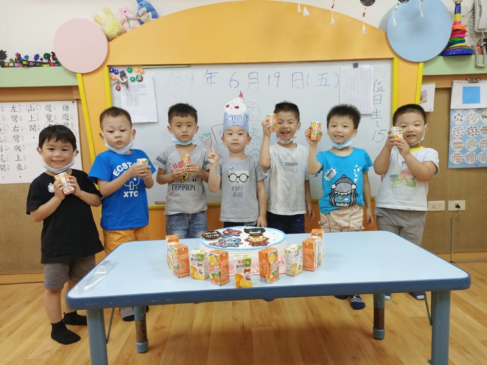 文件 : <FONT COLOR='red'>(109.06.19)Pierce寶貝生日快樂-1.JPG</FONT> <BR> 尺寸 : <FONT COLOR='blue'>950 × 712</FONT> 圖元 <BR> 格式 : <FONT COLOR='green'>jpg</FONT> <BR> 大小 : <FONT COLOR='green'> -- </FONT> KB