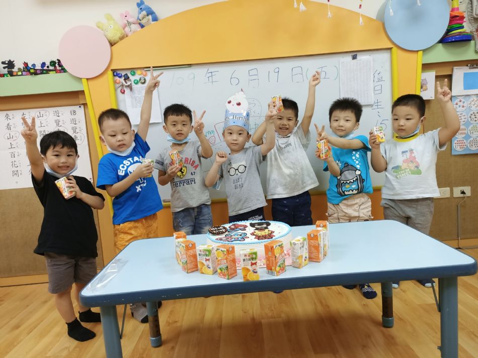 文件 : <FONT COLOR='red'>(109.06.19)Pierce寶貝生日快樂-11.JPG</FONT> <BR> 尺寸 : <FONT COLOR='blue'>950 × 712</FONT> 圖元 <BR> 格式 : <FONT COLOR='green'>jpg</FONT> <BR> 大小 : <FONT COLOR='green'> -- </FONT> KB