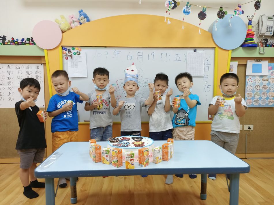 文件 : <FONT COLOR='red'>(109.06.19)Pierce寶貝生日快樂-3.JPG</FONT> <BR> 尺寸 : <FONT COLOR='blue'>950 × 712</FONT> 圖元 <BR> 格式 : <FONT COLOR='green'>jpg</FONT> <BR> 大小 : <FONT COLOR='green'> -- </FONT> KB