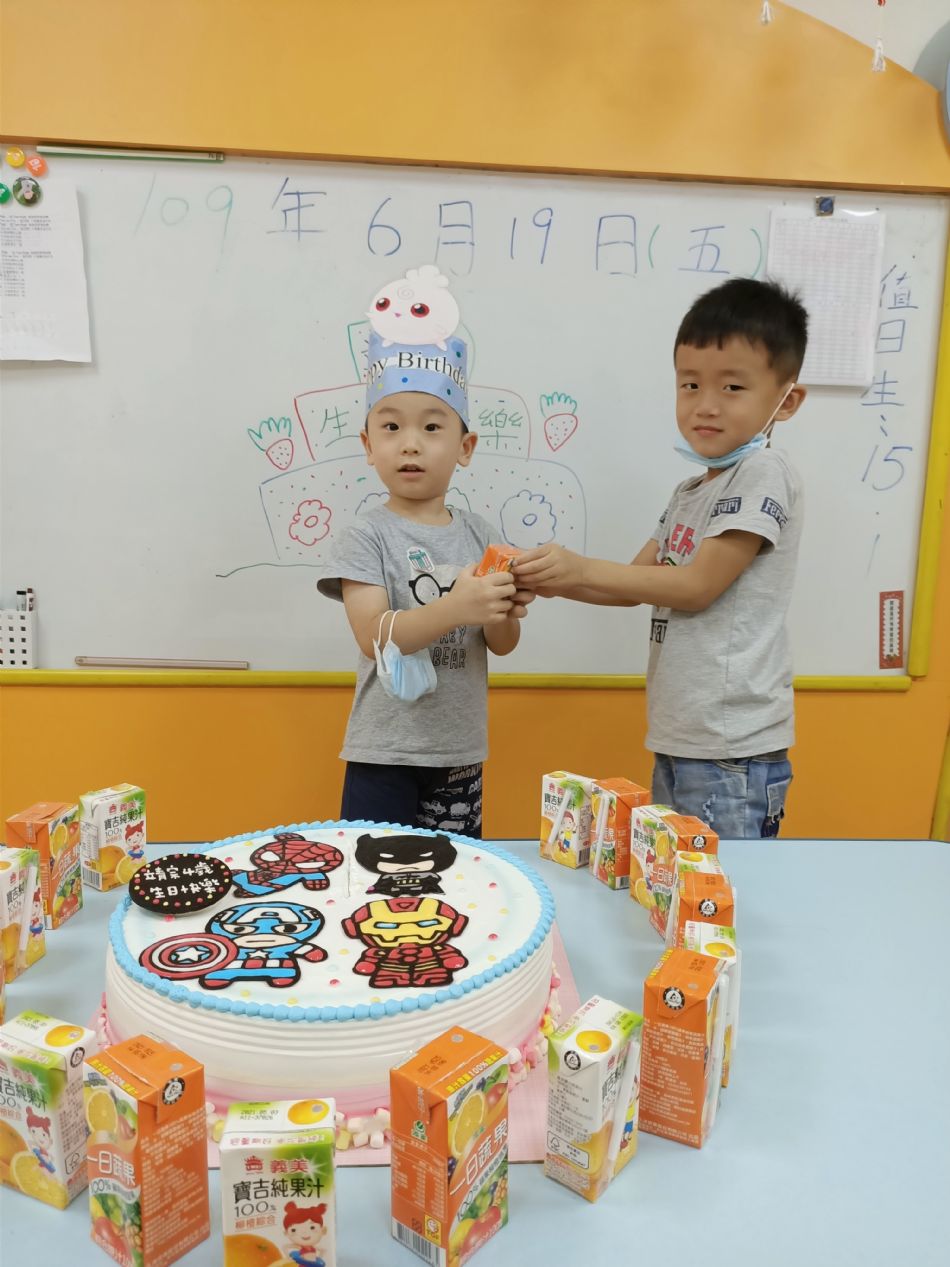 文件 : <FONT COLOR='red'>(109.06.19)Pierce寶貝生日快樂-4.JPG</FONT> <BR> 尺寸 : <FONT COLOR='blue'>950 × 1267</FONT> 圖元 <BR> 格式 : <FONT COLOR='green'>jpg</FONT> <BR> 大小 : <FONT COLOR='green'> -- </FONT> KB