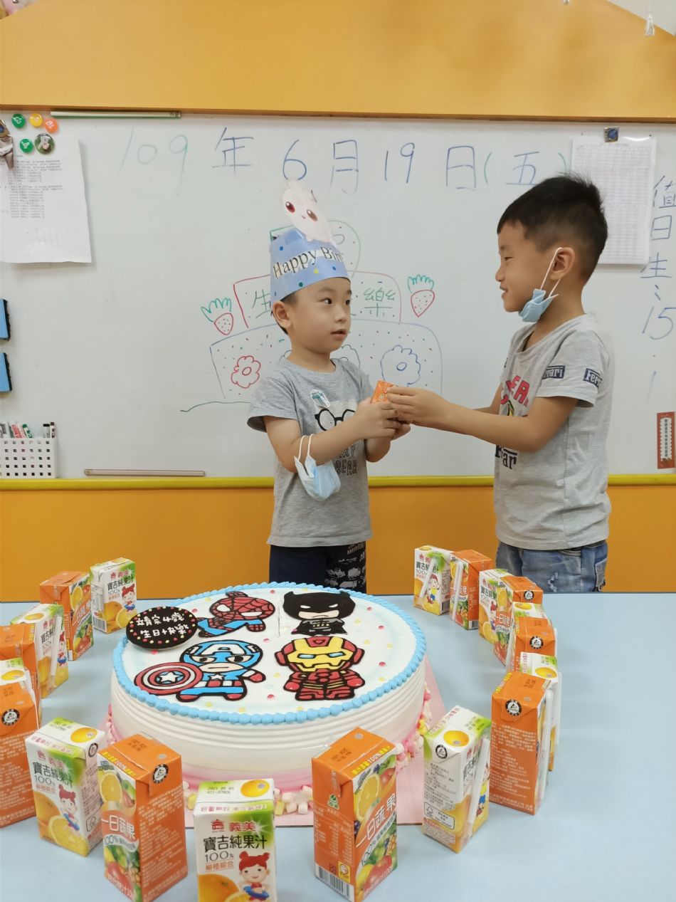 文件 : <FONT COLOR='red'>(109.06.19)Pierce寶貝生日快樂-7.JPG</FONT> <BR> 尺寸 : <FONT COLOR='blue'>950 × 1267</FONT> 圖元 <BR> 格式 : <FONT COLOR='green'>jpg</FONT> <BR> 大小 : <FONT COLOR='green'> -- </FONT> KB