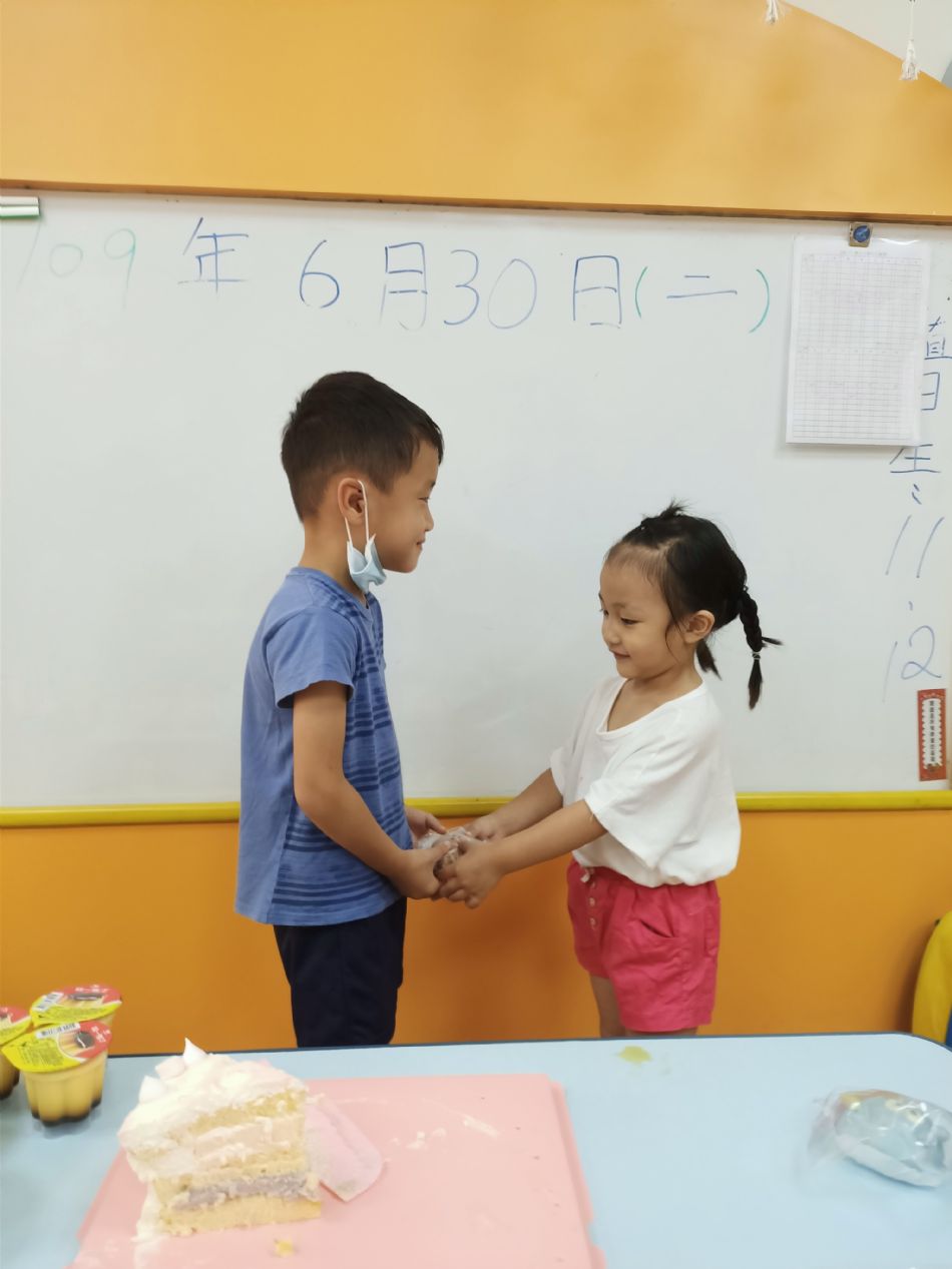 文件 : <FONT COLOR='red'>(109.06.30)Oliva及June寶貝生日-6.JPG</FONT> <BR> 尺寸 : <FONT COLOR='blue'>950 × 1267</FONT> 圖元 <BR> 格式 : <FONT COLOR='green'>jpg</FONT> <BR> 大小 : <FONT COLOR='green'> -- </FONT> KB