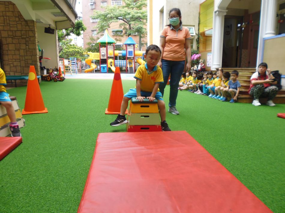 文件 : <FONT COLOR='red'>(109.05.20)體適能B-3.JPG</FONT> <BR> 尺寸 : <FONT COLOR='blue'>950 × 712</FONT> 圖元 <BR> 格式 : <FONT COLOR='green'>jpg</FONT> <BR> 大小 : <FONT COLOR='green'> -- </FONT> KB