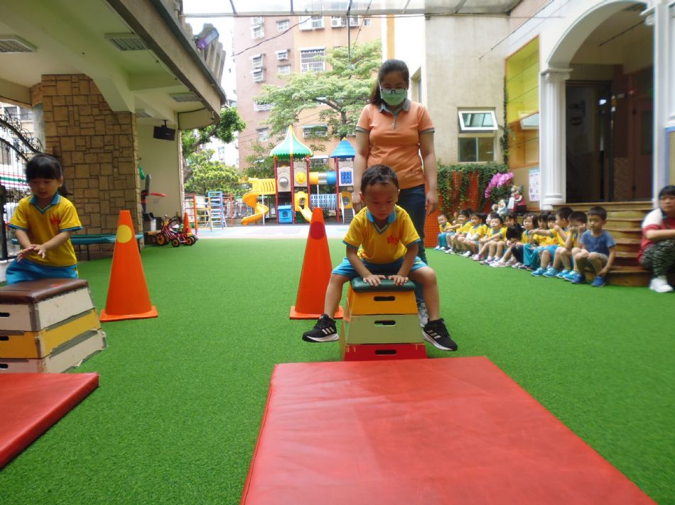 文件 : <FONT COLOR='red'>(109.05.20)體適能B.JPG</FONT> <BR> 尺寸 : <FONT COLOR='blue'>950 × 712</FONT> 圖元 <BR> 格式 : <FONT COLOR='green'>jpg</FONT> <BR> 大小 : <FONT COLOR='green'> -- </FONT> KB