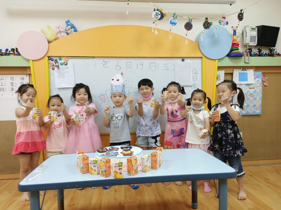 文件 : <FONT COLOR='red'>(109.06.19)Pierce寶貝生日快樂-12.JPG</FONT> <BR> 尺寸 : <FONT COLOR='blue'>950 × 712</FONT> 圖元 <BR> 格式 : <FONT COLOR='green'>jpg</FONT> <BR> 大小 : <FONT COLOR='green'> -- </FONT> KB