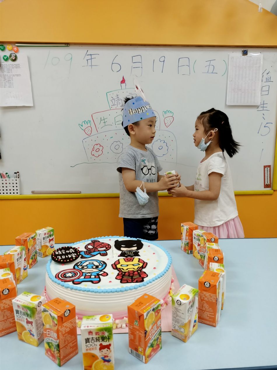 文件 : <FONT COLOR='red'>(109.06.19)Pierce寶貝生日快樂-6.JPG</FONT> <BR> 尺寸 : <FONT COLOR='blue'>950 × 1267</FONT> 圖元 <BR> 格式 : <FONT COLOR='green'>jpg</FONT> <BR> 大小 : <FONT COLOR='green'> -- </FONT> KB