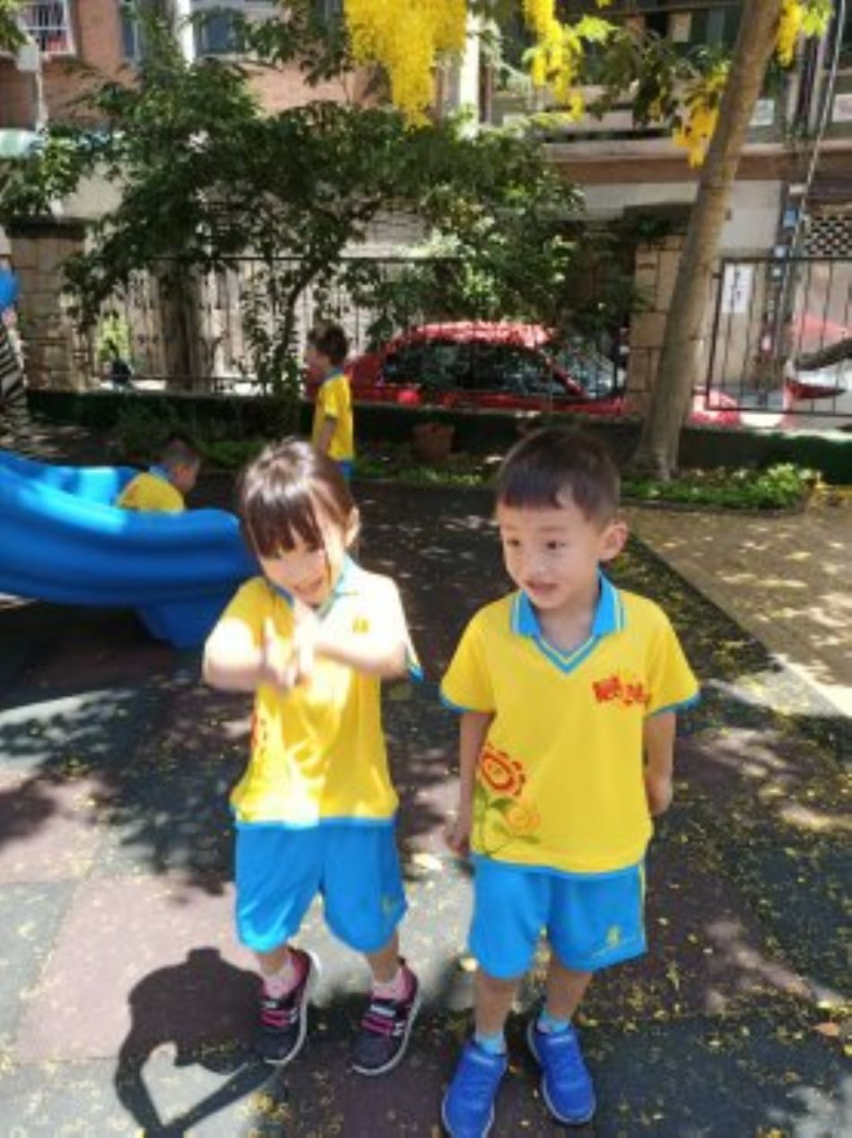 文件 : <FONT COLOR='red'>(109.06.15)學校最美的景色【阿勃勒】-1.JPG</FONT> <BR> 尺寸 : <FONT COLOR='blue'>950 × 1269</FONT> 圖元 <BR> 格式 : <FONT COLOR='green'>jpg</FONT> <BR> 大小 : <FONT COLOR='green'> -- </FONT> KB