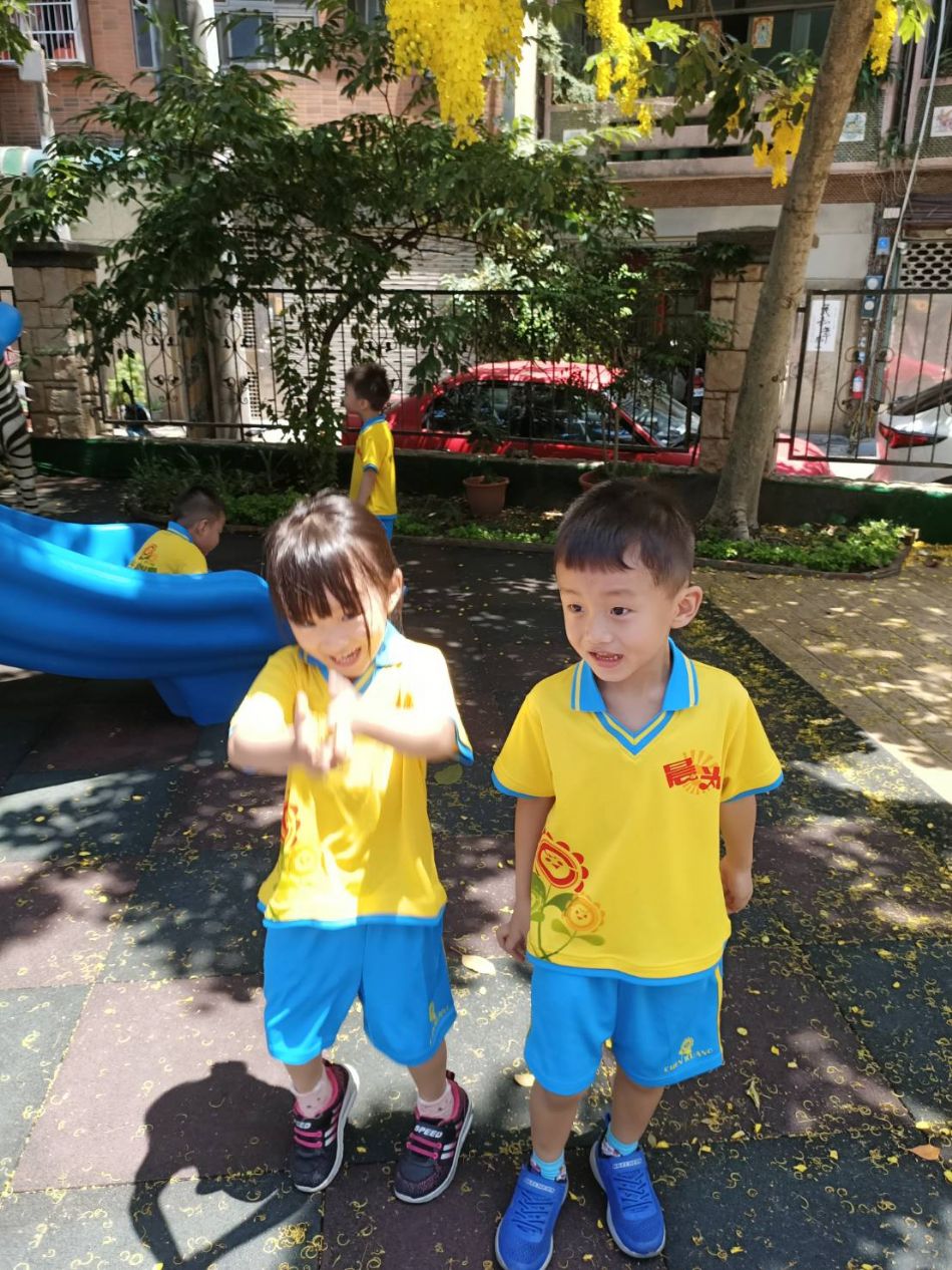 文件 : <FONT COLOR='red'>(109.06.15)學校最美的景色【阿勃勒】-10.JPG</FONT> <BR> 尺寸 : <FONT COLOR='blue'>950 × 1266</FONT> 圖元 <BR> 格式 : <FONT COLOR='green'>jpg</FONT> <BR> 大小 : <FONT COLOR='green'> -- </FONT> KB