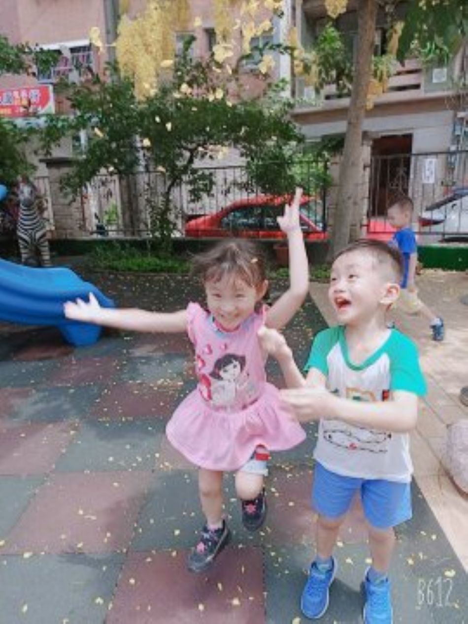 文件 : <FONT COLOR='red'>(109.06.15)學校最美的景色【阿勃勒】-11.JPG</FONT> <BR> 尺寸 : <FONT COLOR='blue'>950 × 1267</FONT> 圖元 <BR> 格式 : <FONT COLOR='green'>jpg</FONT> <BR> 大小 : <FONT COLOR='green'> -- </FONT> KB