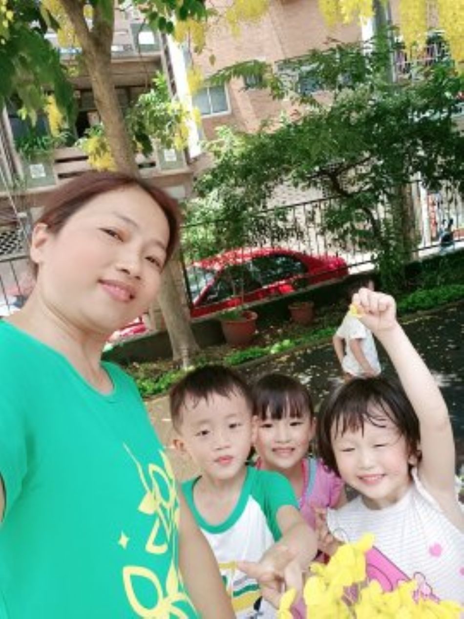 文件 : <FONT COLOR='red'>(109.06.15)學校最美的景色【阿勃勒】-16.JPG</FONT> <BR> 尺寸 : <FONT COLOR='blue'>950 × 1267</FONT> 圖元 <BR> 格式 : <FONT COLOR='green'>jpg</FONT> <BR> 大小 : <FONT COLOR='green'> -- </FONT> KB