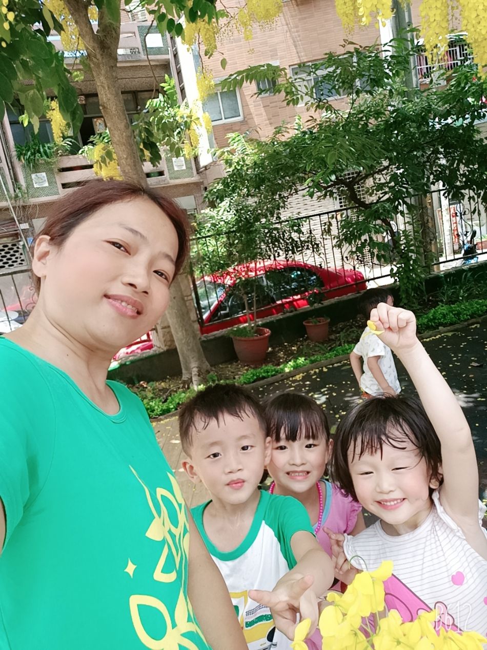 文件 : <FONT COLOR='red'>(109.06.15)學校最美的景色【阿勃勒】-17.JPG</FONT> <BR> 尺寸 : <FONT COLOR='blue'>950 × 1267</FONT> 圖元 <BR> 格式 : <FONT COLOR='green'>jpg</FONT> <BR> 大小 : <FONT COLOR='green'> -- </FONT> KB