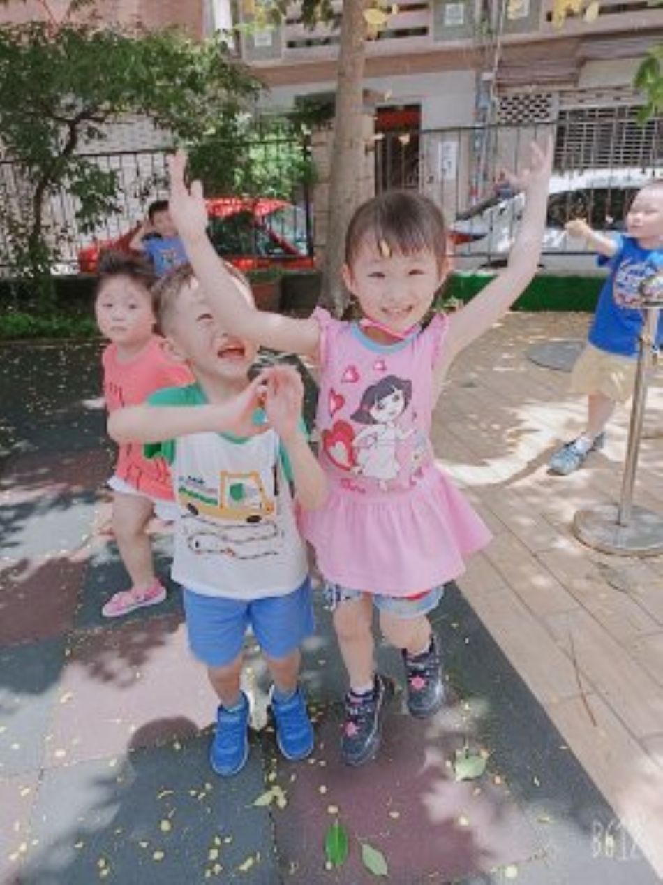 文件 : <FONT COLOR='red'>(109.06.15)學校最美的景色【阿勃勒】-18.JPG</FONT> <BR> 尺寸 : <FONT COLOR='blue'>950 × 1267</FONT> 圖元 <BR> 格式 : <FONT COLOR='green'>jpg</FONT> <BR> 大小 : <FONT COLOR='green'> -- </FONT> KB