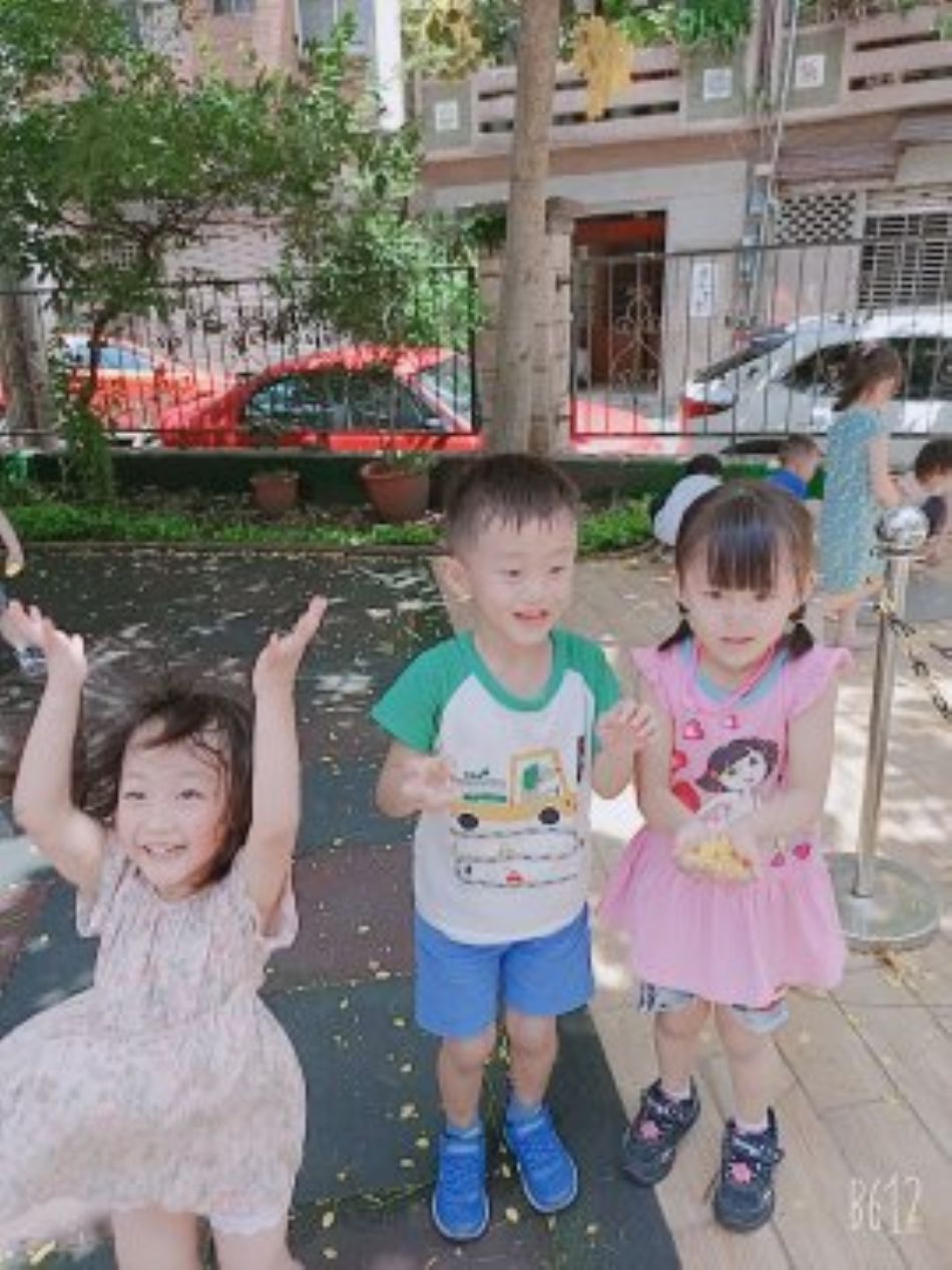 文件 : <FONT COLOR='red'>(109.06.15)學校最美的景色【阿勃勒】-19.JPG</FONT> <BR> 尺寸 : <FONT COLOR='blue'>950 × 1267</FONT> 圖元 <BR> 格式 : <FONT COLOR='green'>jpg</FONT> <BR> 大小 : <FONT COLOR='green'> -- </FONT> KB