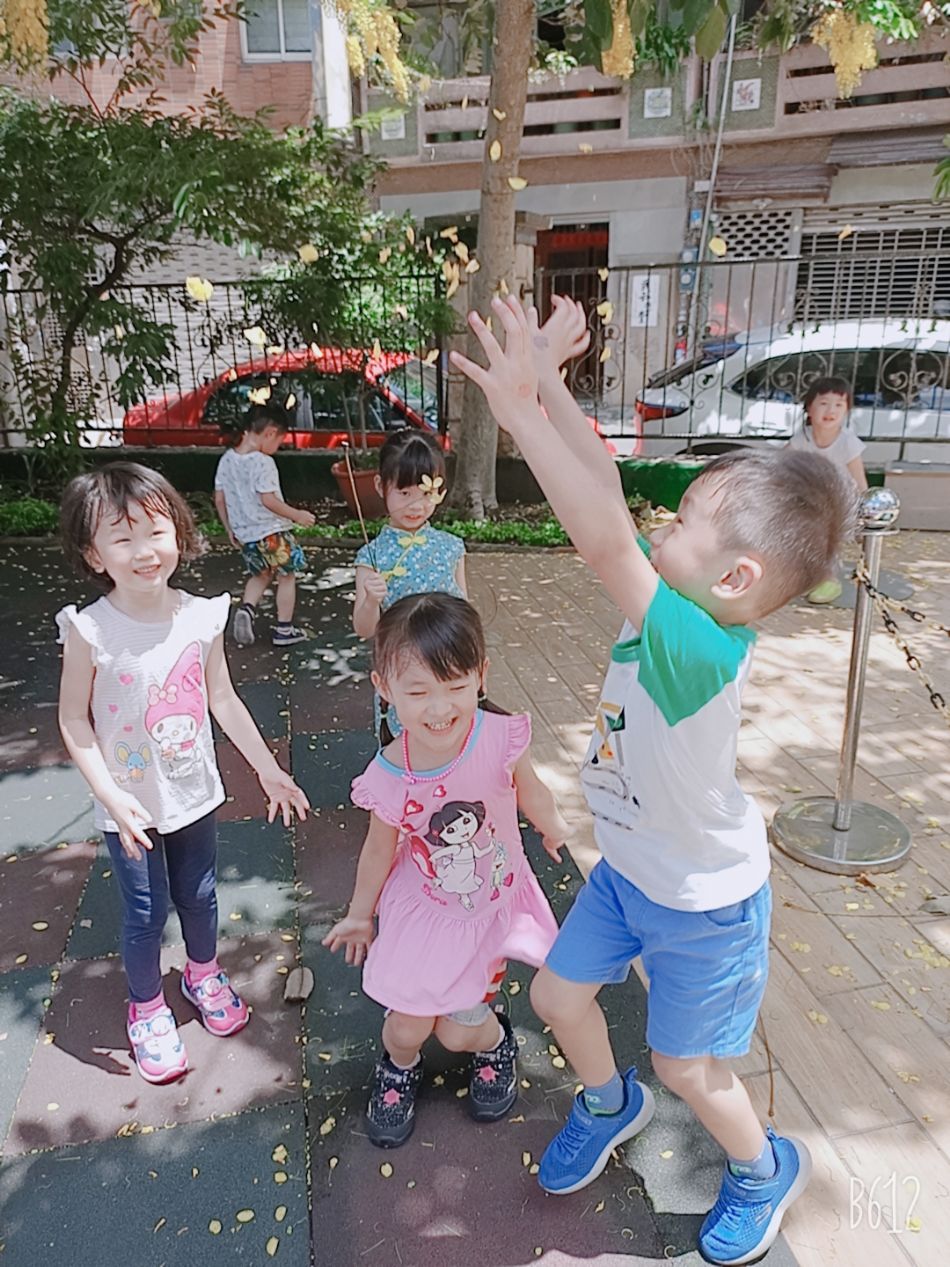 文件 : <FONT COLOR='red'>(109.06.15)學校最美的景色【阿勃勒】-26.JPG</FONT> <BR> 尺寸 : <FONT COLOR='blue'>950 × 1267</FONT> 圖元 <BR> 格式 : <FONT COLOR='green'>jpg</FONT> <BR> 大小 : <FONT COLOR='green'> -- </FONT> KB