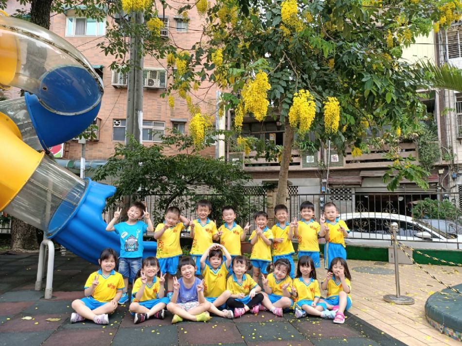 文件 : <FONT COLOR='red'>(109.06.15)學校最美的景色【阿勃勒】-3.JPG</FONT> <BR> 尺寸 : <FONT COLOR='blue'>950 × 713</FONT> 圖元 <BR> 格式 : <FONT COLOR='green'>jpg</FONT> <BR> 大小 : <FONT COLOR='green'> -- </FONT> KB