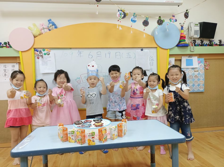 文件 : <FONT COLOR='red'>(109.06.19)Pierce寶貝生日快樂-1.JPG</FONT> <BR> 尺寸 : <FONT COLOR='blue'>950 × 712</FONT> 圖元 <BR> 格式 : <FONT COLOR='green'>jpg</FONT> <BR> 大小 : <FONT COLOR='green'> -- </FONT> KB