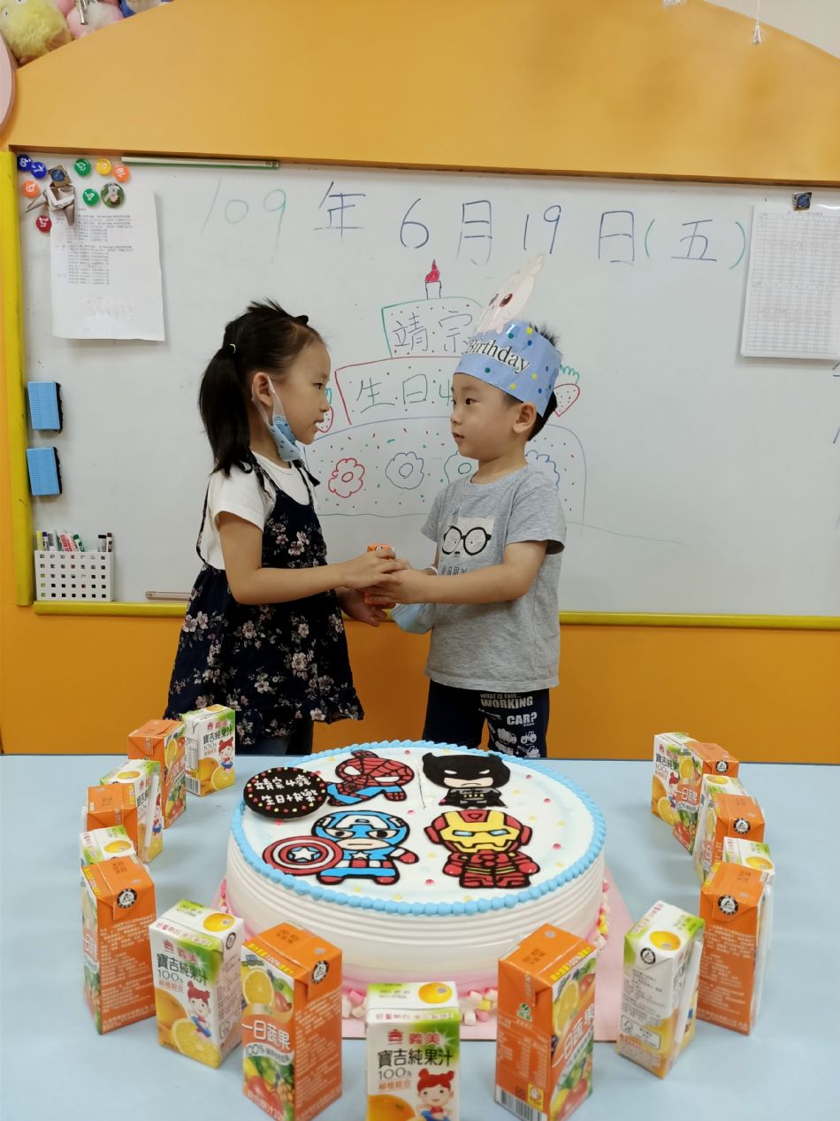 文件 : <FONT COLOR='red'>(109.06.19)Pierce寶貝生日快樂-2.JPG</FONT> <BR> 尺寸 : <FONT COLOR='blue'>950 × 1267</FONT> 圖元 <BR> 格式 : <FONT COLOR='green'>jpg</FONT> <BR> 大小 : <FONT COLOR='green'> -- </FONT> KB