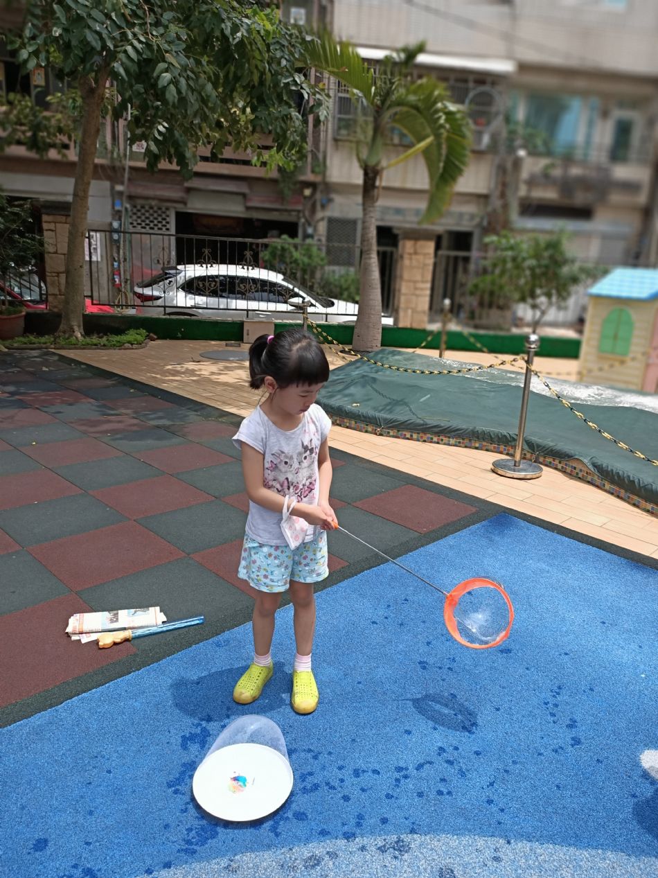 文件 : <FONT COLOR='red'>(109.05.25)主題【跟風玩遊戲~泡泡】-3.JPG</FONT> <BR> 尺寸 : <FONT COLOR='blue'>950 × 1267</FONT> 圖元 <BR> 格式 : <FONT COLOR='green'>jpg</FONT> <BR> 大小 : <FONT COLOR='green'> -- </FONT> KB