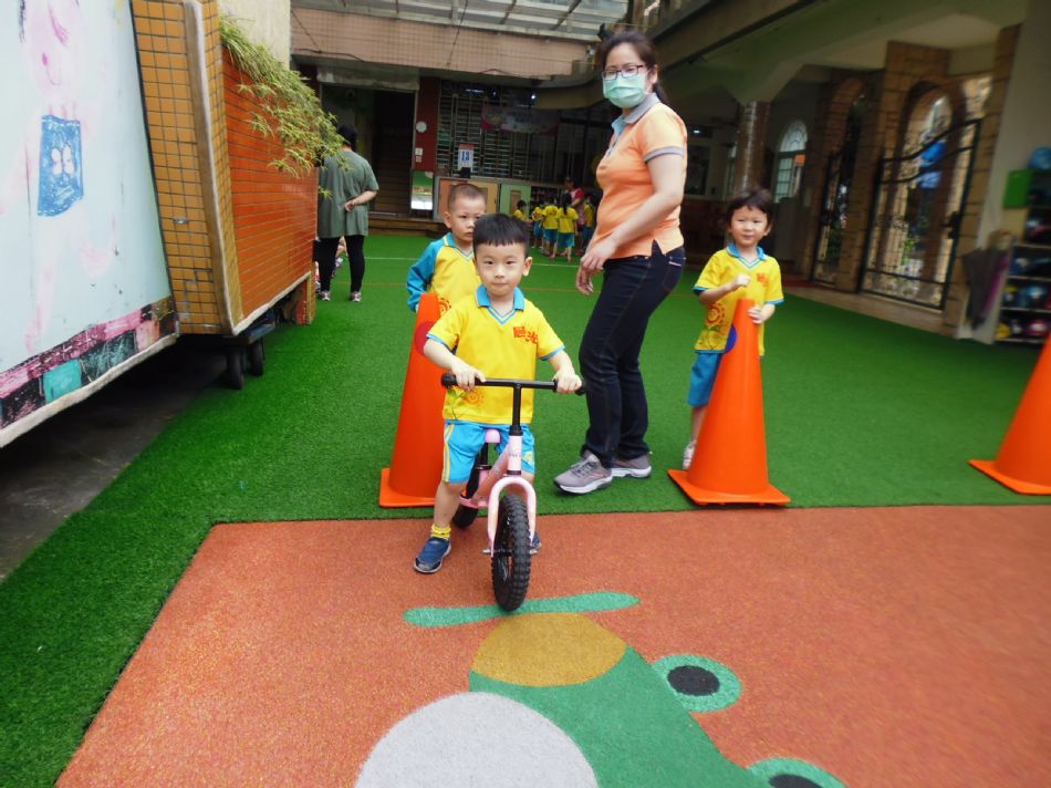 文件 : <FONT COLOR='red'>(109.05.13)Kiddimoto平衡車.JPG</FONT> <BR> 尺寸 : <FONT COLOR='blue'>950 × 712</FONT> 圖元 <BR> 格式 : <FONT COLOR='green'>jpg</FONT> <BR> 大小 : <FONT COLOR='green'> -- </FONT> KB