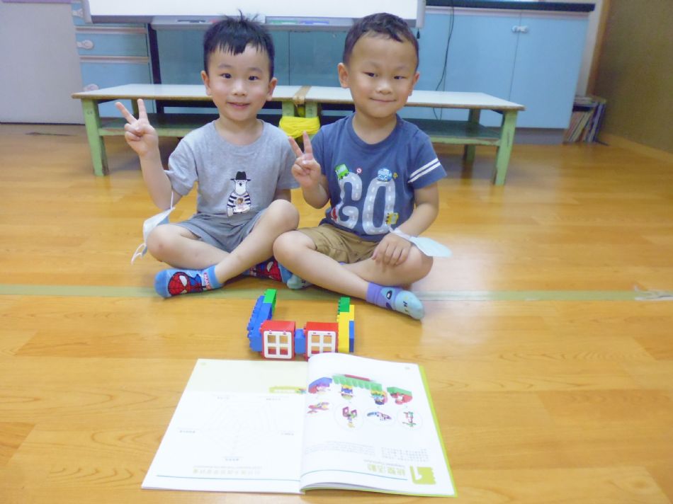 文件 : <FONT COLOR='red'>(109.05.18)樂高積木【統整教學】-1.JPG</FONT> <BR> 尺寸 : <FONT COLOR='blue'>950 × 712</FONT> 圖元 <BR> 格式 : <FONT COLOR='green'>jpg</FONT> <BR> 大小 : <FONT COLOR='green'> -- </FONT> KB