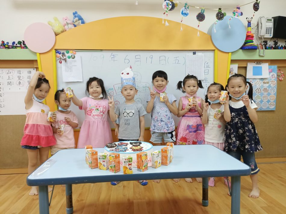 文件 : <FONT COLOR='red'>(109.06.19)Pierce寶貝生日快樂-26.JPG</FONT> <BR> 尺寸 : <FONT COLOR='blue'>950 × 712</FONT> 圖元 <BR> 格式 : <FONT COLOR='green'>jpg</FONT> <BR> 大小 : <FONT COLOR='green'> -- </FONT> KB