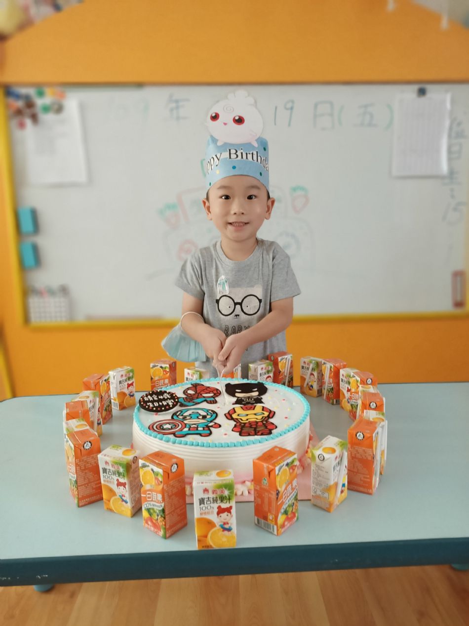 文件 : <FONT COLOR='red'>(109.06.19)Pierce寶貝生日快樂-28.JPG</FONT> <BR> 尺寸 : <FONT COLOR='blue'>950 × 1267</FONT> 圖元 <BR> 格式 : <FONT COLOR='green'>jpg</FONT> <BR> 大小 : <FONT COLOR='green'> -- </FONT> KB