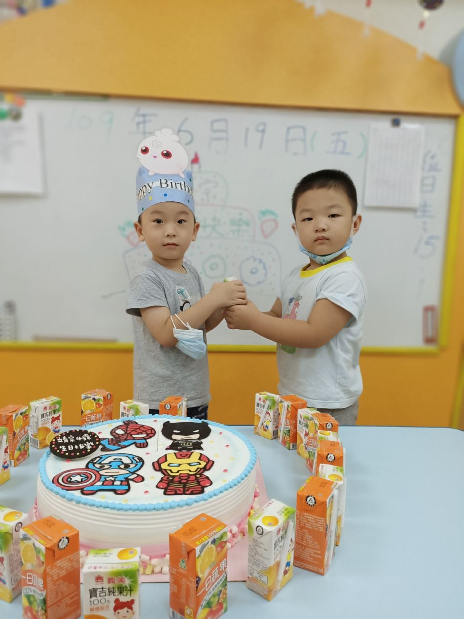 文件 : <FONT COLOR='red'>(109.06.19)Pierce寶貝生日快樂-29.JPG</FONT> <BR> 尺寸 : <FONT COLOR='blue'>950 × 1267</FONT> 圖元 <BR> 格式 : <FONT COLOR='green'>jpg</FONT> <BR> 大小 : <FONT COLOR='green'> -- </FONT> KB