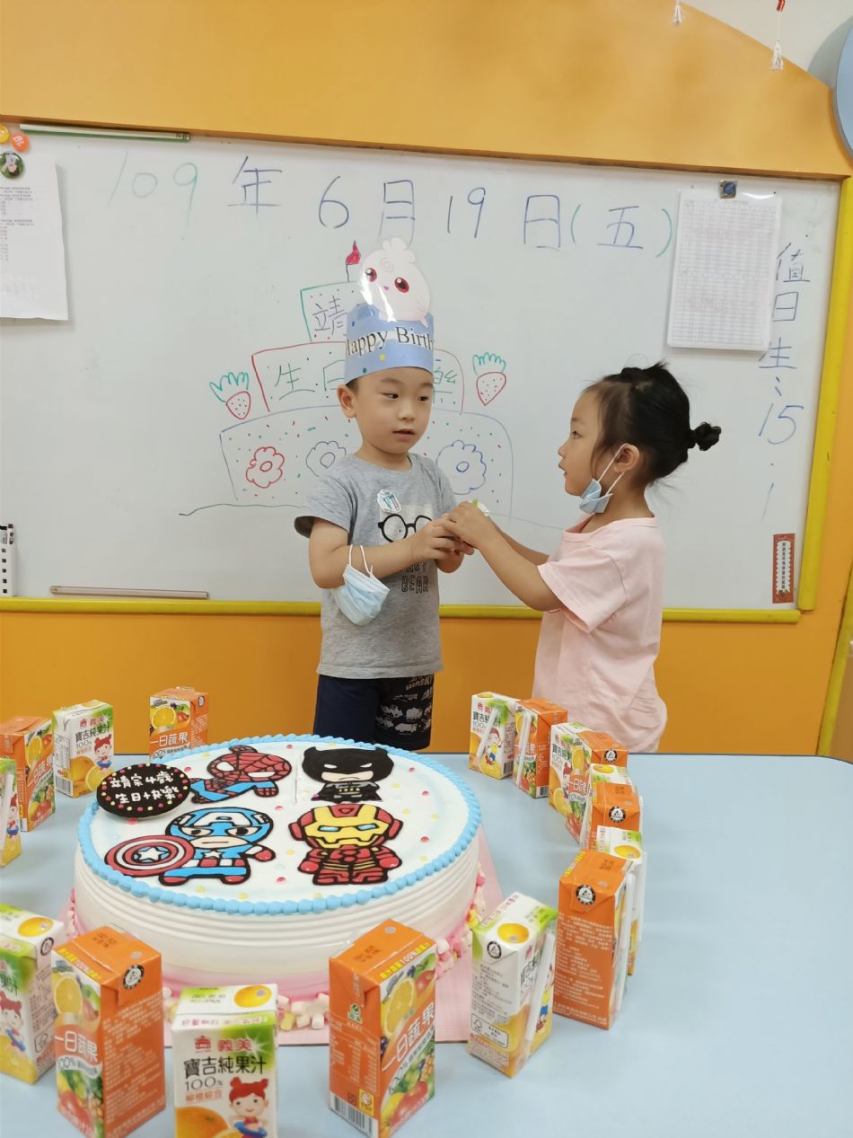 文件 : <FONT COLOR='red'>(109.06.19)Pierce寶貝生日快樂-3.JPG</FONT> <BR> 尺寸 : <FONT COLOR='blue'>950 × 1267</FONT> 圖元 <BR> 格式 : <FONT COLOR='green'>jpg</FONT> <BR> 大小 : <FONT COLOR='green'> -- </FONT> KB