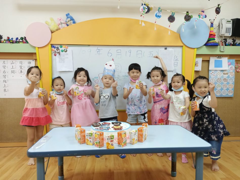 文件 : <FONT COLOR='red'>(109.06.19)Pierce寶貝生日快樂-30.JPG</FONT> <BR> 尺寸 : <FONT COLOR='blue'>950 × 712</FONT> 圖元 <BR> 格式 : <FONT COLOR='green'>jpg</FONT> <BR> 大小 : <FONT COLOR='green'> -- </FONT> KB