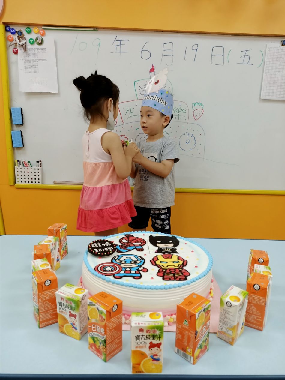 文件 : <FONT COLOR='red'>(109.06.19)Pierce寶貝生日快樂-31.JPG</FONT> <BR> 尺寸 : <FONT COLOR='blue'>950 × 1267</FONT> 圖元 <BR> 格式 : <FONT COLOR='green'>jpg</FONT> <BR> 大小 : <FONT COLOR='green'> -- </FONT> KB