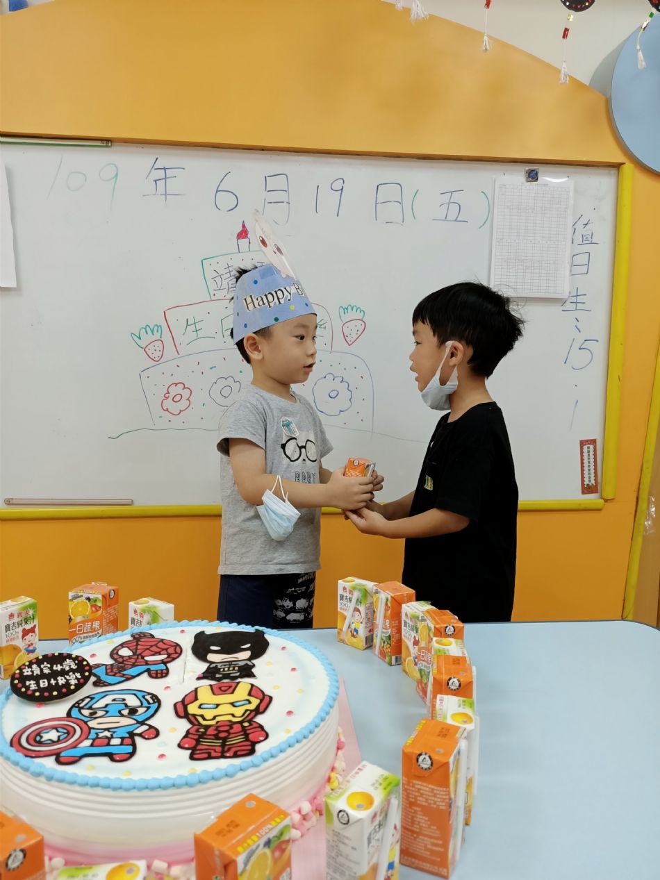 文件 : <FONT COLOR='red'>(109.06.19)Pierce寶貝生日快樂-32.JPG</FONT> <BR> 尺寸 : <FONT COLOR='blue'>950 × 1267</FONT> 圖元 <BR> 格式 : <FONT COLOR='green'>jpg</FONT> <BR> 大小 : <FONT COLOR='green'> -- </FONT> KB