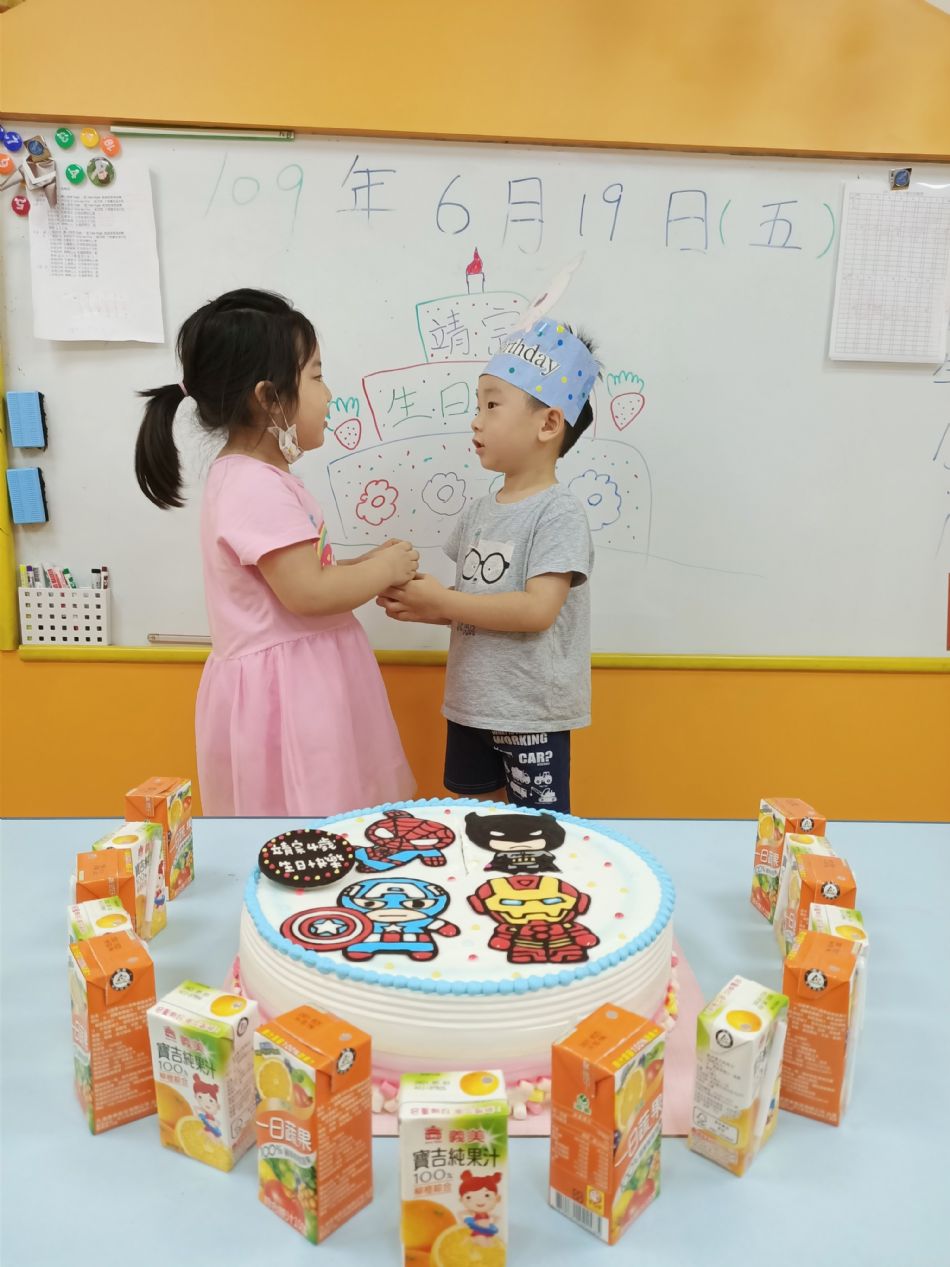 文件 : <FONT COLOR='red'>(109.06.19)Pierce寶貝生日快樂-38.JPG</FONT> <BR> 尺寸 : <FONT COLOR='blue'>950 × 1267</FONT> 圖元 <BR> 格式 : <FONT COLOR='green'>jpg</FONT> <BR> 大小 : <FONT COLOR='green'> -- </FONT> KB