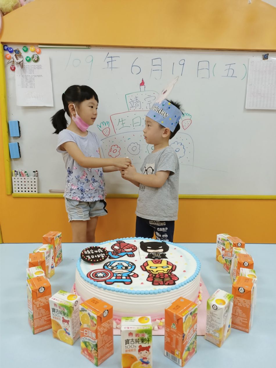 文件 : <FONT COLOR='red'>(109.06.19)Pierce寶貝生日快樂-39.JPG</FONT> <BR> 尺寸 : <FONT COLOR='blue'>950 × 1267</FONT> 圖元 <BR> 格式 : <FONT COLOR='green'>jpg</FONT> <BR> 大小 : <FONT COLOR='green'> -- </FONT> KB